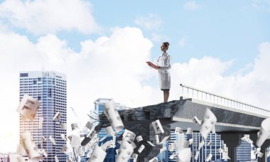 Kendine güvenen kadın doktor tablet el ve arka plan üzerinde cityscape görünümü ile kırık köprü kenarına kağıtları uçan arasında ayakta. Tıp sektöründe kavramı