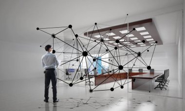 Modern ofis içi ve sosyal bağlantı kavramındaki zarif iş adamı. Karışık ortam