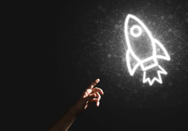 İnsan avuç içi teknoloji konsepti olarak Roket Web simgesini sunar