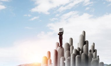 Başı yerine monitörü olan bir iş adamı..