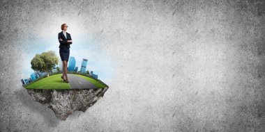 Yeşil yüzen adada beton zemine karşı duran kendine güvenen zarif bir iş kadını.