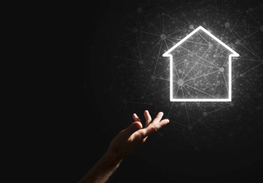 Koyu arkaplanda ev ya da ana sayfa simgesine elle işaret edilen kavramsal resim