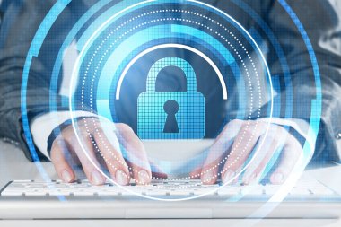 Klavye üzerinde kadın yazarak şifre ile Internet güvenlik kavramı