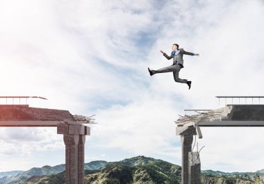 Kocaman bir boşluk içinde beton köprü üstünden atlayarak zorlukların üstesinden sembolü olarak iş adamı. Hava ve doğa arka planda görüntüleyin. 3D render.