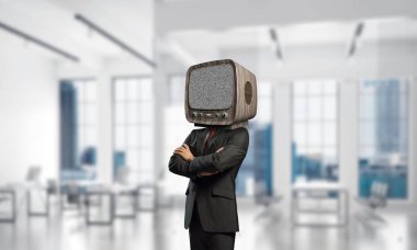 İşadamı kafa yerine eski Tv ile.