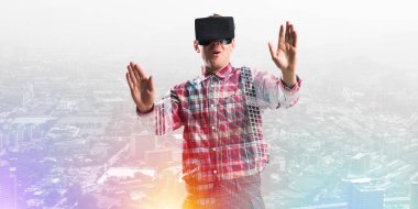 Sanal gerçeklik kulaklığı olan genç bir adam ya da şehrin arka planında 3 boyutlu gözlüklü.