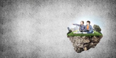 ECO konsepti yüzen ada ve üzerinde kitap oturan çocuklar.