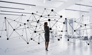 Modern ofis içi ve sosyal bağlantı kavramında zarif bir iş kadını. Karışık ortam