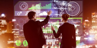 Arka ayakta ve sanal ekran ile birlikte çalışan iki iş adamları