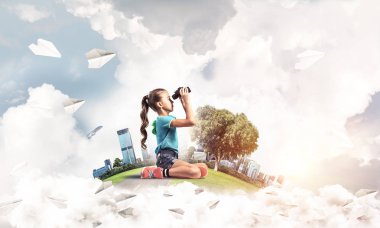 Sevimli kız şehir yüzen ada dürbün içinde seyir üzerinde