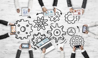 Masada oturan ve alet kullanan iş adamlarının en iyi görüntüsü.