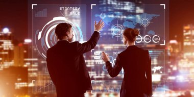 Arka ayakta ve sanal ekran ile birlikte çalışan iki iş adamları