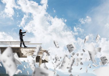 Kağıtları kocaman bir boşluk ile beton köprü üzerinde gizli tehditler ve riskler sembolü olarak uçan arasında blindfolded yürüyüş iş adamı. Hava ve doğa arka planda görüntüleyin. 3D render.