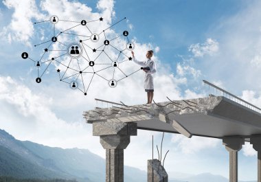 Kavramsal görüntü tamirhane ve sosyal medya ağ yapısı ile interracting ucunda beyaz üniforma ayakta kendine güvenen kadın doktor. Tıp sektöründe kavramı. Manzaralı arka plan üzerinde