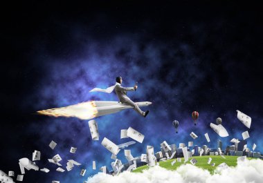 Açık alan ve Dünya gezegeninin kağıtlarla arka plan üzerinde uçan arasında roket üzerinde uçan takım elbiseli genç işadamı kavramsal görüntü.