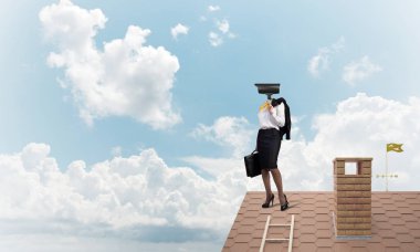 Kamera başlıklı kadınla güvenlik ve gizlilik koruması kavramı