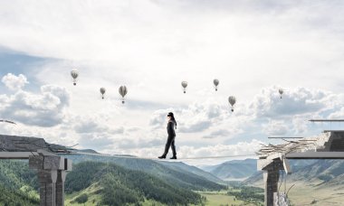 İş adamı, gizli tehditler ve risklerin sembolü olarak köprüdeki büyük boşluğun üzerinde gözleri bağlı bir iple yürüyor. Uçan balonlar ve arka planda doğa manzarası. 3B görüntüleme.