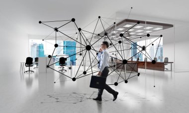 Modern ofis içi ve sosyal bağlantı kavramındaki zarif iş adamı. Karışık ortam