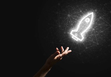İnsan avuç içi teknoloji konsepti olarak Roket Web simgesini sunar