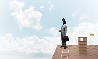 Kamera başlıklı adamla ev güvenliği ve mahremiyet koruması kavramı