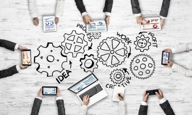 Masada oturan ve alet kullanan iş adamlarının en iyi görüntüsü.