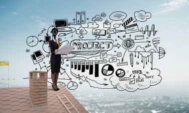 Kamera kafalı kadınla ev güvenliği ve mahremiyet koruması kavramı