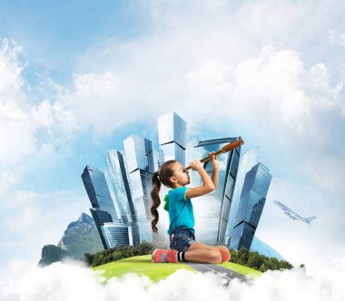 Şehrin yüzen adasında dürbünle bakan tatlı bir kız.