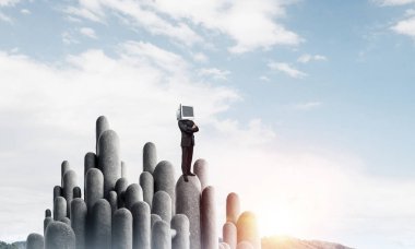 Başı yerine monitörü olan bir iş adamı..