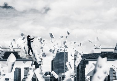 Kağıtları kocaman bir boşluk ile beton köprü üzerinde gizli tehditler ve riskler sembolü olarak uçan arasında blindfolded yürüyüş iş adamı. Cityscape görünümü arka plan üzerinde. 3D render.