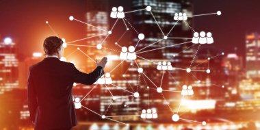 İşadamı gece cityscape sosyal bağlantı medya kavramı ile çalışma karşı arkadan görünüm