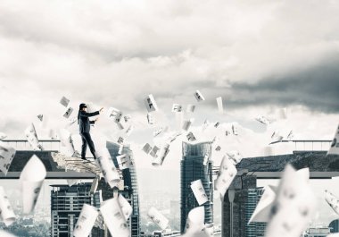 Kağıtları kocaman bir boşluk ile beton köprü üzerinde gizli tehditler ve riskler sembolü olarak uçan arasında blindfolded yürüyüş iş adamı. Cityscape görünümü arka plan üzerinde. 3D render.