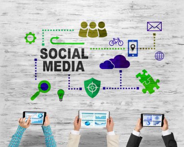 Masada oturan ve alet kullanan iş adamlarının en iyi görüntüsü.