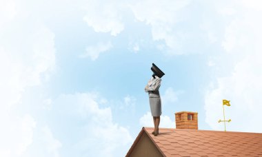 Kamera başlıklı kadınla güvenlik ve gizlilik koruması kavramı