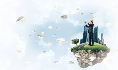 Mühendis adam mavi gök yeşil yüzen ada üzerinde ayakta