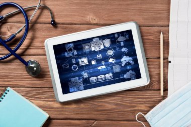 Üst ten ahşap masa üzerinde tablet ile modern tıp kavramı