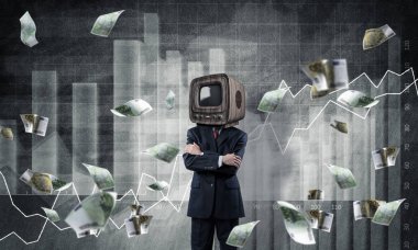 İşadamı kafa yerine eski Tv ile.