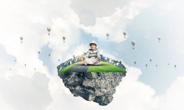 Genç küçük çocuk gözleri koruma kapalı ve seyir Island Hava bulutlu gökyüzü ve uçan aerostats ile arka plan üzerinde uçan üzerinde meditasyon sırasında konsantre. 3D render.