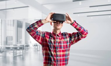 Sanal gerçeklik kulaklık veya 3d gözlük odasında oyun oynama ile genç adam