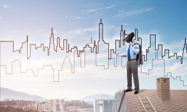 Kamera başlıklı adamla ev güvenliği ve mahremiyet koruması kavramı