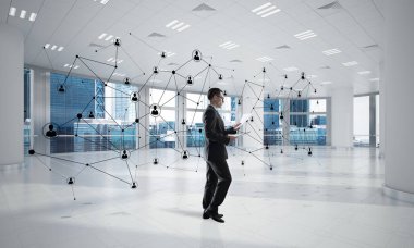 3D ofis içi ve sosyal bağlantı kavramındaki zarif iş adamı. Karışık ortam