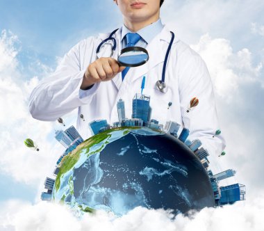 Kavramsal görüntü içinde beyaz Tıbbi üniforma Büyüteç aracılığıyla dünya dünya üzerinde arka plan üzerinde bulutlu gökyüzü ile seyir emin doktor. Tıp sektöründe kavramı. Nasa tarafından döşenmiş bu görüntü unsurları