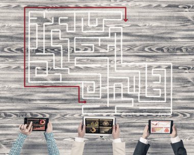 Masada oturan ve alet kullanan iş adamlarının en iyi görüntüsü.