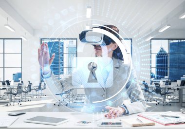 Kendinden emin ve başarılı bir iş kadını ile güvenlik arabirimi oluşturmak ve sanal gerçeklik kulaklık kullanarak ofis içinde oturan takım elbiseli kavramsal görüntü