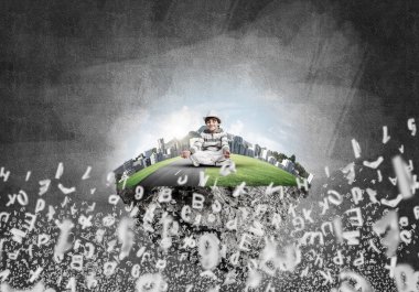 Genç küçük çocuk gözleri kapalı ve Adası arasında gri karanlık duvar harflerle arka plan üzerinde uçan uçan üzerinde meditasyon sırasında konsantre seyir tutmak. 3D render.