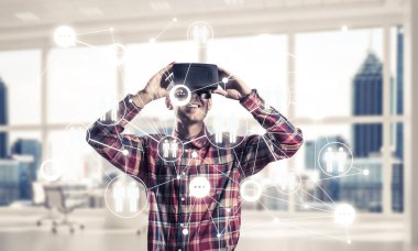 Sanal gerçeklik kulaklık veya bağlantı arka plan üzerinde 3d gözlük ile genç adam. Karışık teknik