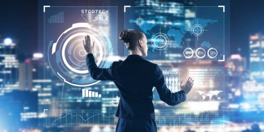 Sanal panel ve gece şehir vasıl geçmiş çalışma iş kadını arkadan görünüm