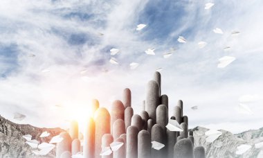 Nefes kesici manzarası olan çok sayıda taş sütun.