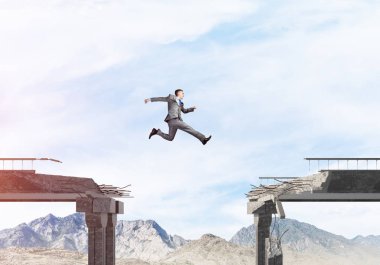 Kocaman bir boşluk içinde beton köprü üstünden atlayarak zorlukların üstesinden sembolü olarak iş adamı. Hava ve doğa arka planda görüntüleyin. 3D render.