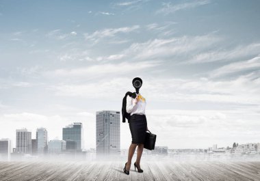 Kamera başlıklı kadınla güvenlik ve gizlilik koruması kavramı