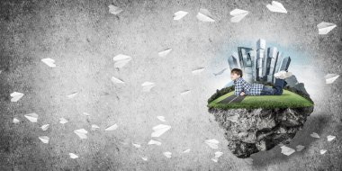 ECO konsepti yüzen ada ve mutlu çocuk.